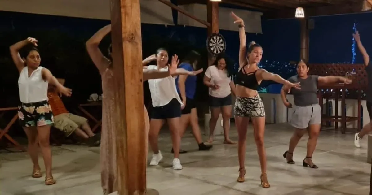 Flavia guiando una clase nocturna