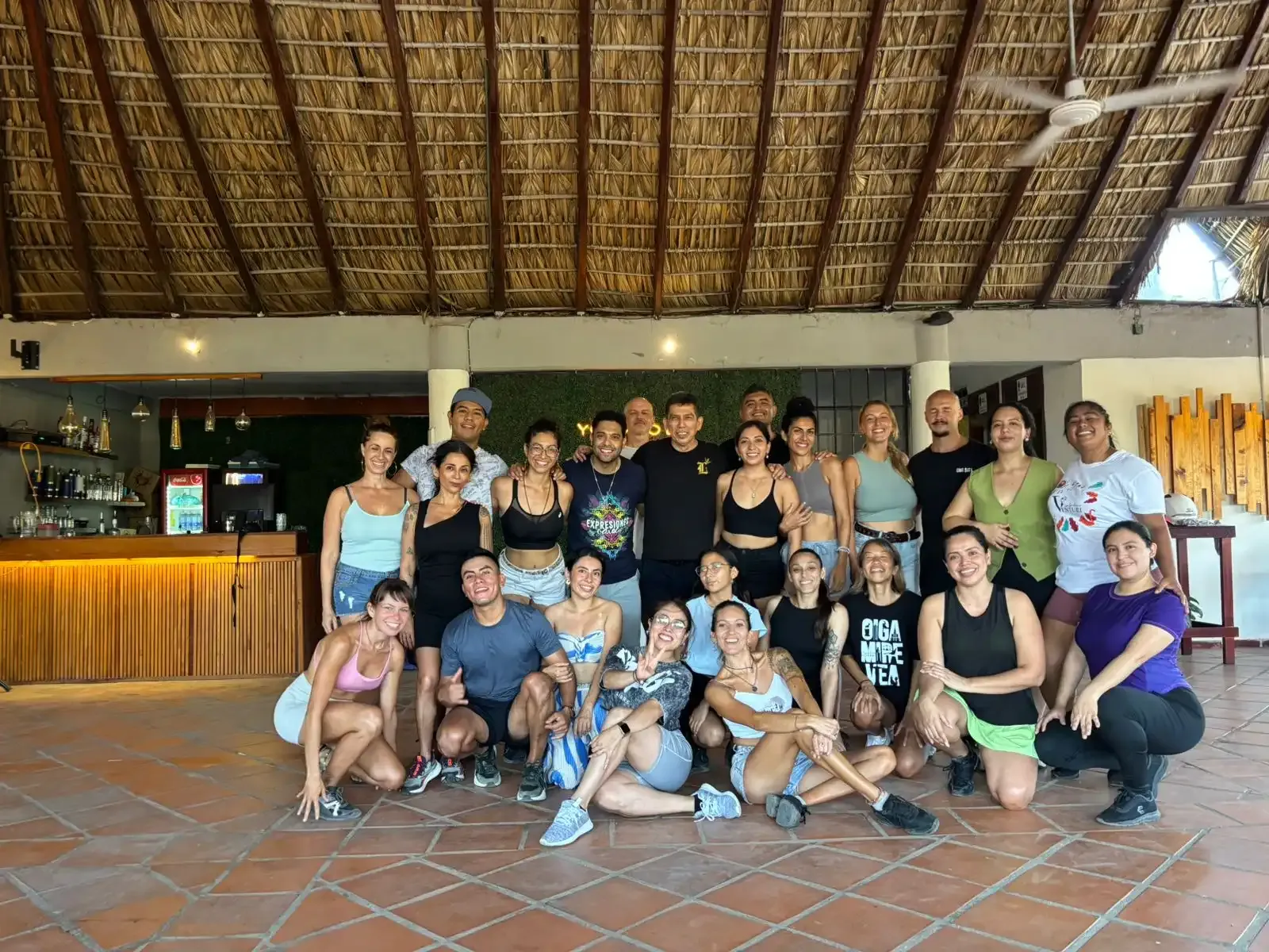 Grupo de alumnos en la palapa
